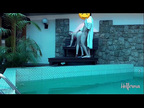 ❤️ Bulla ancillam ad piscinam invitat, sed fervido resistere non potuit Porno  at la.porn-milf300.ru
